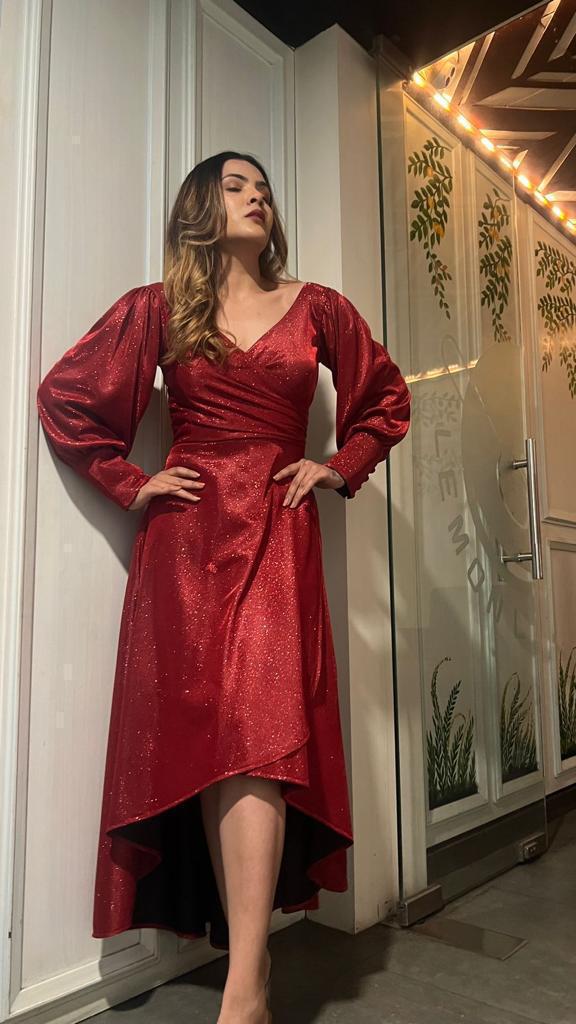 Buy Twenty Dresses by Nykaa Fashion Garnet Pink V Neck Strappy Godet Shimmer  Gown Online